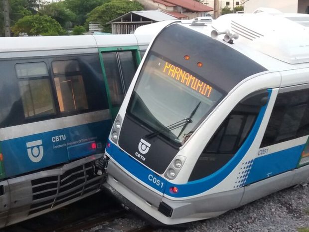 Trens se chocaram durante uma manobra, na tarde desta segunda-feira (27). (Foto: Divulgação / PM)
