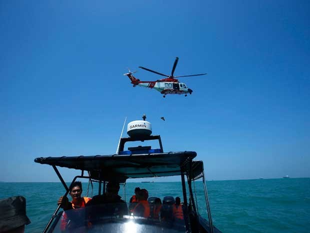 Helicóptero participa de busca por desaparecidos após naufrágio na Malásia. (Foto: Samsul Said / Reuters)