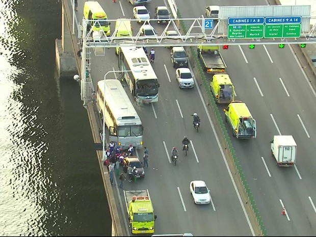 Acidente envolvendo ônibus deixou ponte a acessos parados (Foto: Reprodução/TV Globo) Acidente envolvendo ônibus deixou ponte a acessos parados (Foto: Reprodução/TV Globo)