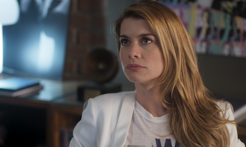Diana é surpreendida por visita de Júlia na gravadora (Foto: TV Globo)