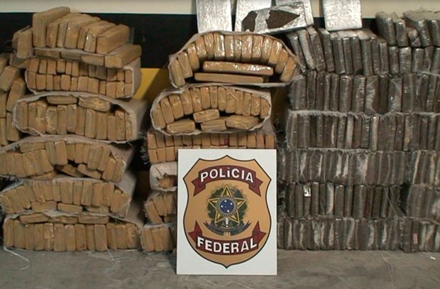 Quase meia tonelada de maconha foi apreendida com os suspeitos (Foto: Cedida/PF)