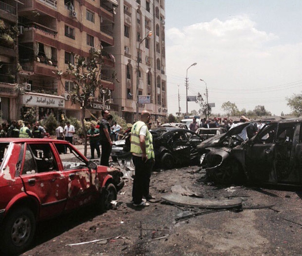 Foto de arquivo mostra quipes de emergência inspecionando local de explosão que atingiu o comboio do procurador-geral do Egito no Cairo (Foto: Ahmed Hatem/AP)