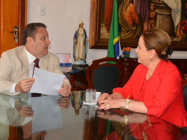 Procuradora Regina Rocha durante visita ao presidente Cleones Cunha (Foto: MP-MA)