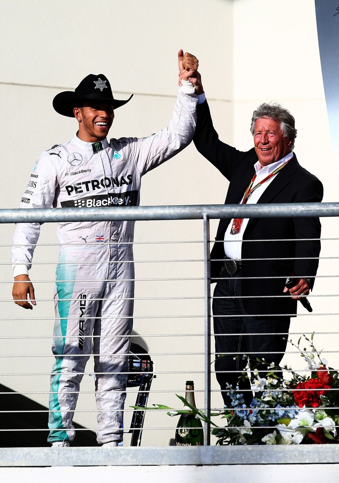 Único americano campeão de Fórmula 1, Mario Andretti exalta Lewis Hamilton no pódio do GP dos EUA (Foto: Getty Images)