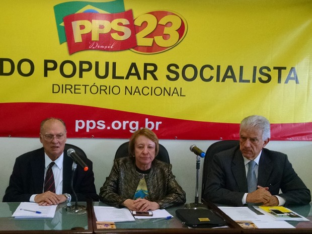 Roberto Freire (dir.) participa de reunião com a executiva nacional do PPS (Foto: Henrique Arcoverde / G1)