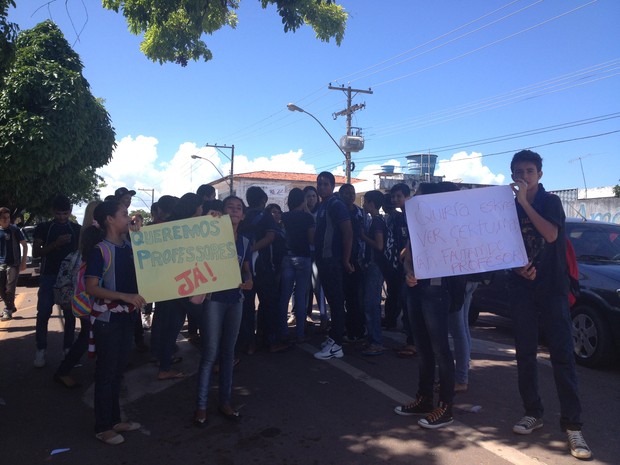 Estudantes mobilizados em frente à Escola Antônio João, no centro de Macapá (Foto: Maiara Pires/G1)
