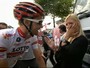 Belga vence tour de ciclismo, ganha beijo e cara de nojo da namorada
