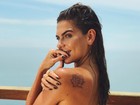Mariana Goldfarb posa de topless e exibe tatuagens