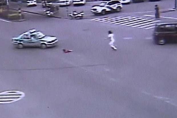 Pai pula de carro em movimento para salvar filha que caiu na rua na China (Foto: BBC)