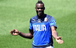 Balotelli treino Itália (Foto: Getty Images)