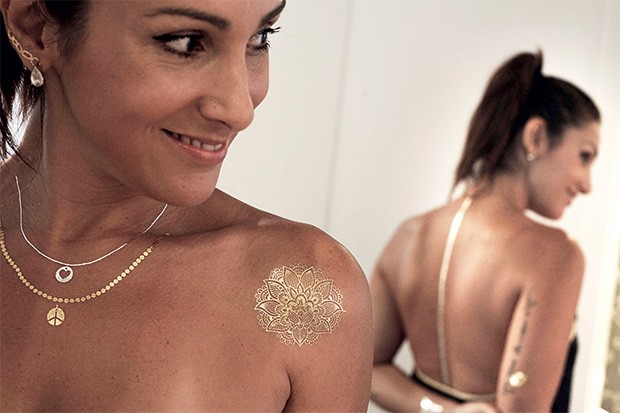 BRILHO PROVISÓRIO A empresária Fabia Junqueira com suas tatuagens. Ela as usa em lugar de bijuterias (Foto: Rogério Cassimiro/ÉPOCA)