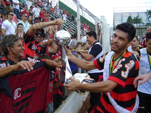 Oeste campeão Série C - Marcinho Beija-Flor e a taça (Foto: Alan Schneider/Globoesporte.com)