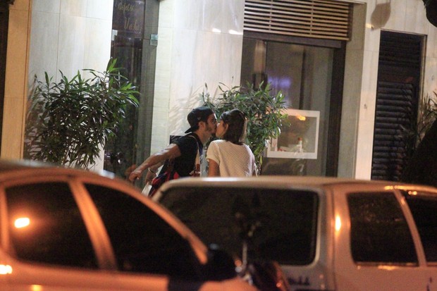 Caio Castro e Maria Casadevall se beijam pelas ruas do Rio (Foto: Delson Silva / AgNews)