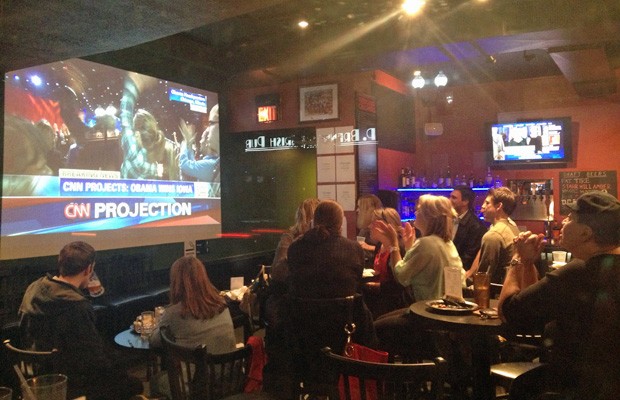 No bar Arlington, eleitores apreensivos antes do anúncio dos resultados (Foto: Isabella Villalba/G1)