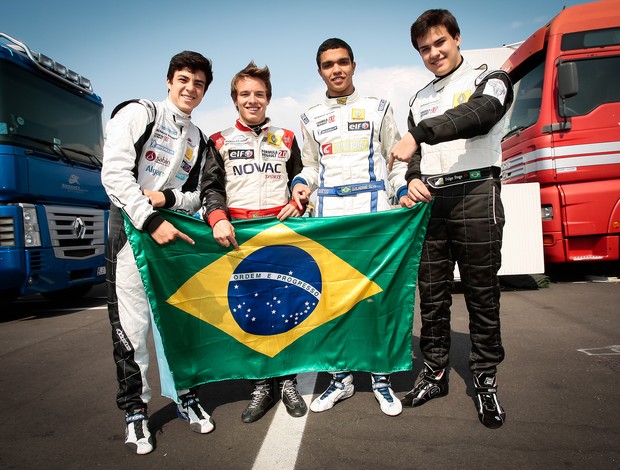 Gustavo Lima, Victor Franzoni, Guilherme Silva e Felipe Fraga - o quarteto brasileiro na Fórmula Renault Alps 2012 (Foto: Diederik van der Laan/ divulgação)
