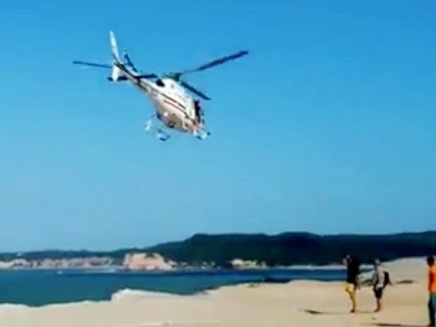 O helicóptero Potiguar 1, aeronave da Secretaria de Segurança Pública, foi acionado, sobrevoou a região, mas não conseguiu localizar o surfista nem a prancha dele (Foto: Reprodução/Inter TV Cabugi)