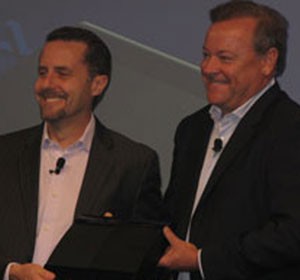 Andrew House (à esq.), CEO da Sony Computer Entertainment, e Jack Tretton, CEO da Sony Computer of America, apresentam o primeiro modelo do PS3 fabricado no Brasil. (Foto: Gustavo Petró/G1)