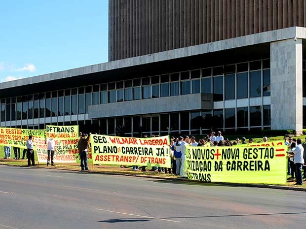 Servidores do DFTrans em frente ao Palácio do Buriti durante manifestação na manhã desta terça-feira (9) (Foto: Gabriella Julie/G1)