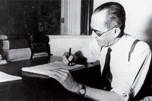 Graciliano Ramos nos anos 1950. Ele deixou quatro versões para Memórias do cárcere (1953), publicadas após sua morte. E aprovou a versão final, crítica ao Partido Comunista, do qual fez parte. (Foto: Arq./Estadão Conteúdo)