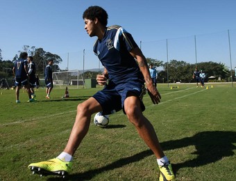 Enquanto Mouche se aproxima, Leandro volta a ser poupado de treino
