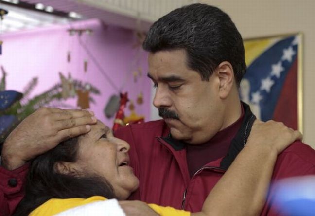 Maduro e uma simpatizante em Cumaná, Venezuela (Foto: Handout, Palácio de Miraflores / Reuters)