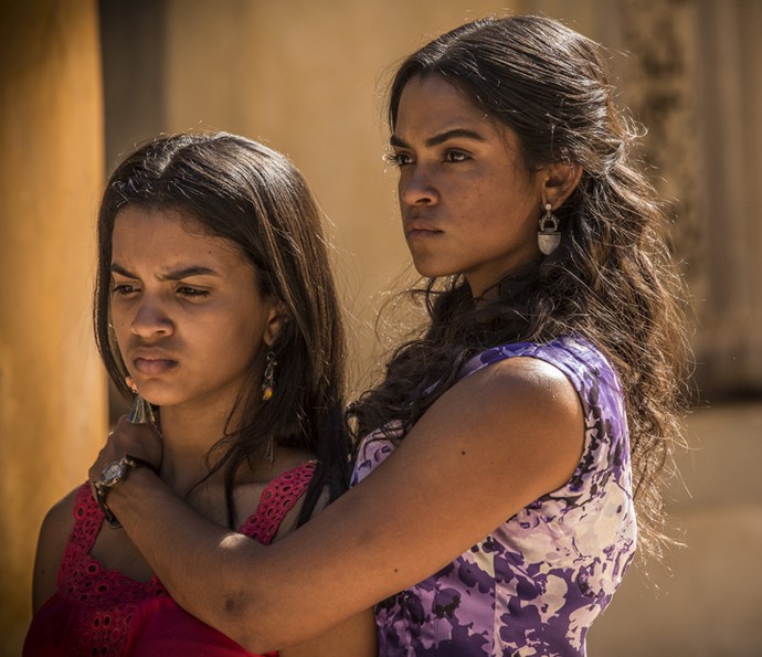 Isabel fica triste por causa do clima de romance que viu entre o pai e Tereza (Foto: Inácio Moraes/Gshow)