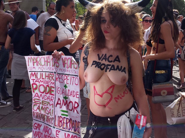 Participante da Marcha das Vadias mostra cartaz em Belo Horizonte. (Foto: Pedro Triginelli/G1)