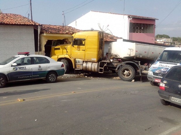 Muro de casa ficou destruído após acidente. (Foto: Derek Gustavo/G1)