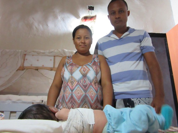 Angela Aparecida Gomes de Sousa e o marido, Cleginaldo, com o bebê Bernardo; criança teve o braço fraturado durante o parto em Brasília (Foto: Alexandre Bastos/G1)