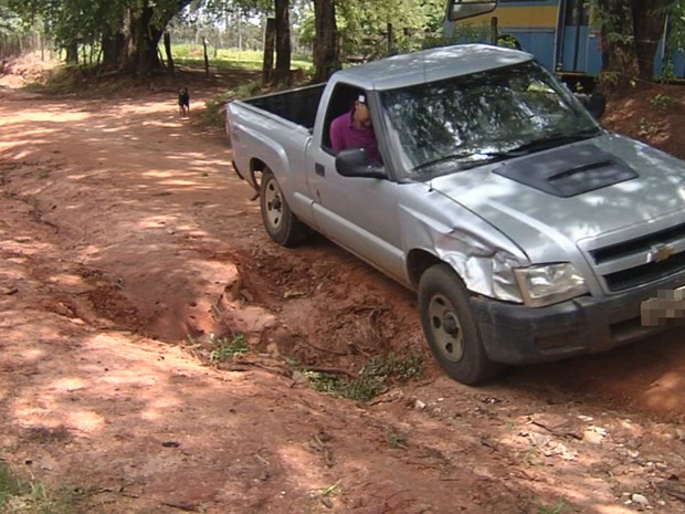 Estrada rural em situação precária prejudica produtores (Foto: Reprodução/TV TEM)
