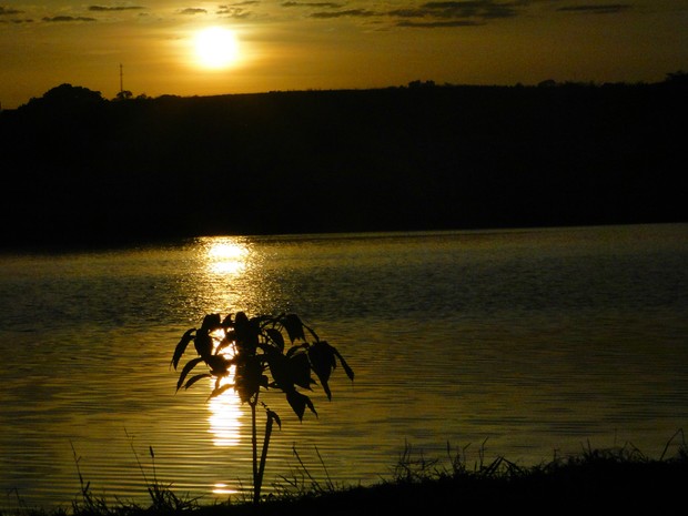 Nascer do Sol visto da Lagoa do Interlagos (Foto: Diego Sanches Xavier / VC no G1)