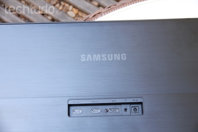 O monitor Samsung UD590 tem duas entradas HDMI e uma DisplayPort (Foto: Anna Kellen Bull/TechTudo) O monitor Samsung UD590 tem duas entradas HDMI e uma DisplayPort (Foto: Anna Kellen Bull/TechTudo)