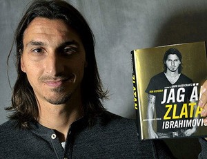 Ibrahimovic com o livro de biografia (Foto: Reprodução) Ibrahimovic com o livro de biografia (Foto: Reprodução)