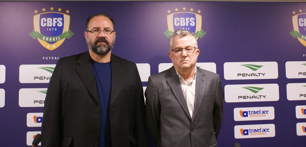 PC Oliveira e Marcos Madeira na coletiva de apresentação do treinador na seleção brasileira de futsal (Foto: Agence Rio/Divulgação)