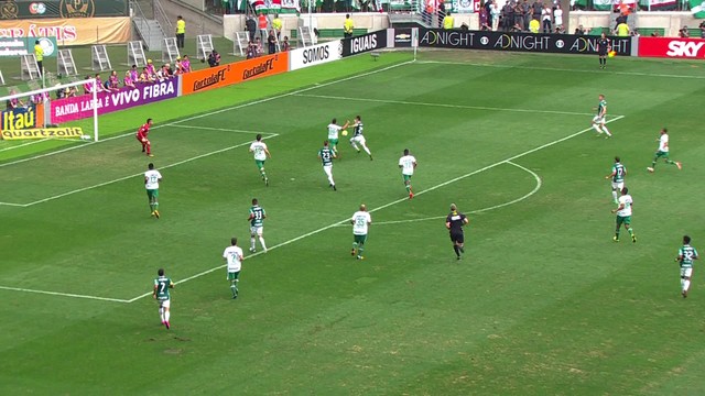 <p>
 Gabriel Jesus passa pela marcação de três adversários e lança Moisés na área. Na hora do chute, porém, ele é travado por Alan Ruschel.</p>
