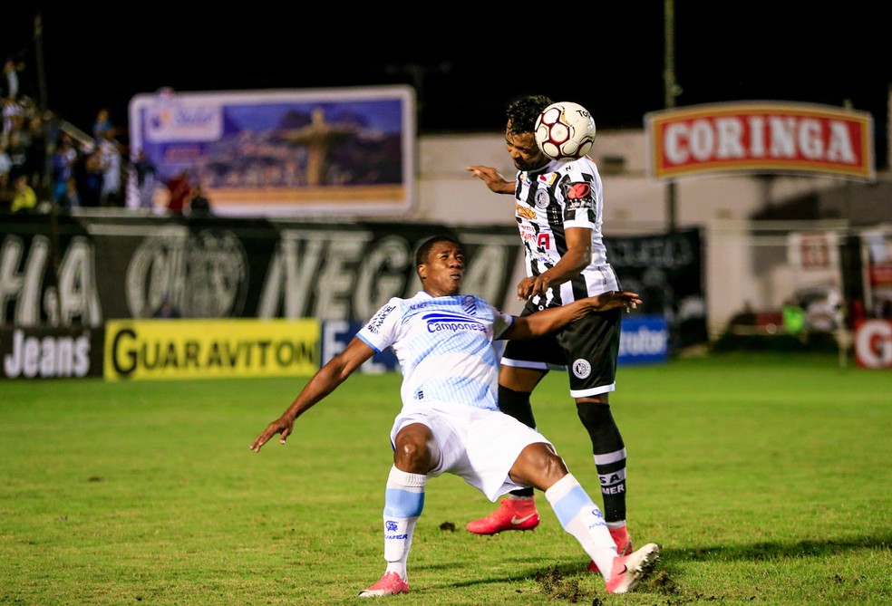 Angulo, atacante do CSA, disputa a bola com André Lima (Foto: Ailton Cruz/Gazeta de Alagoas)