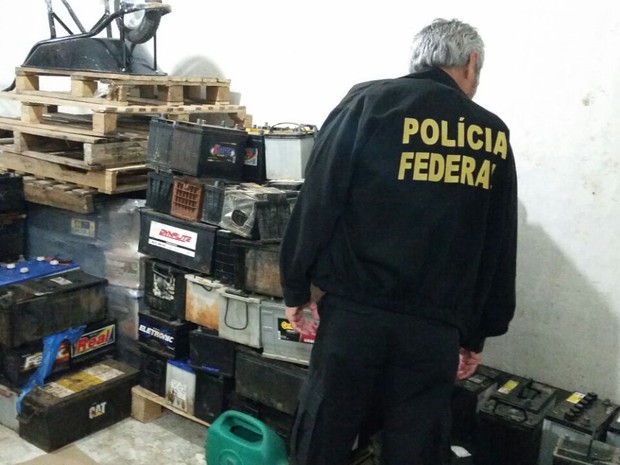 Mais de 10 baterias usadas foram apreendidas pelos policiais  (Foto: Divulgação / PF)
