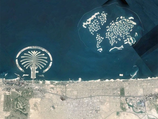 Imagem de satélite mostra as ilhas artificiais de Palm Jumeirah (è esquerda, com forma de palmeira) e The World (à direita, recriando a forma de um mapa-múndi) (Foto: Reprodução/Google)