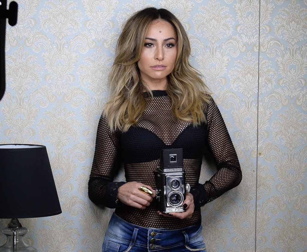 De blusa rasgada e botas no joelho, Adriane Galisteu posa 