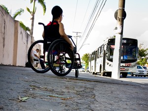 Calçadas esburacadas também prejudicam mobilidade  (Foto: Jonathan Lins/G1)