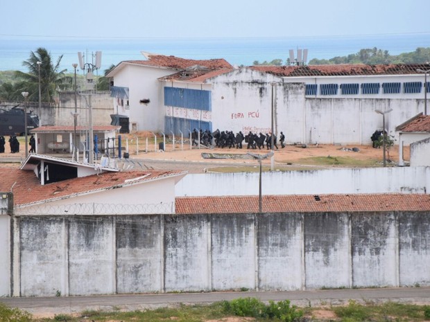 Policiais do Choque entram na Penitenciária de Alcaçuz para intervenção nesta terça (24) (Foto: Fred Carvalho/G1)