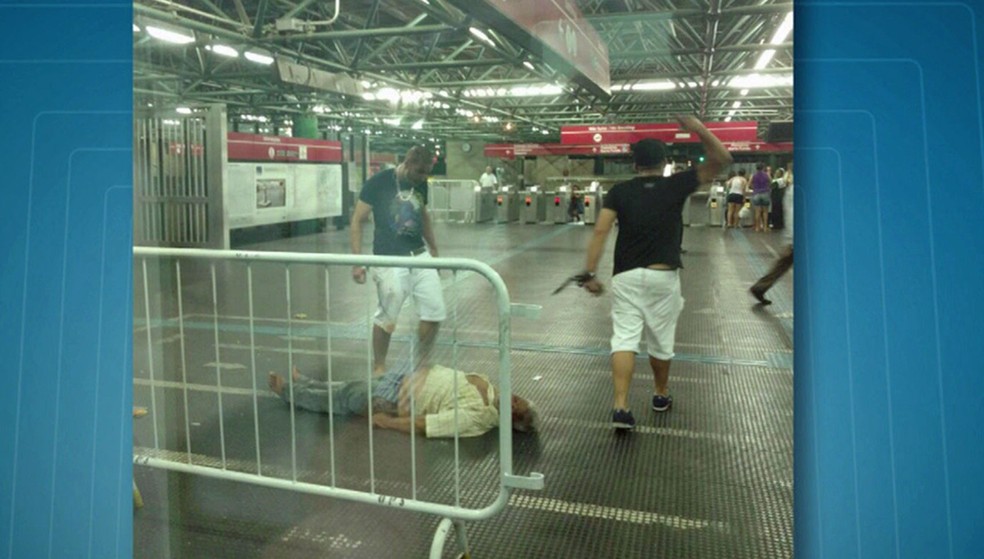 Foto mostra ação dos agressores dentro da estação Dom Pedro II do Metrô (Foto: TV Globo/Reprodução)
