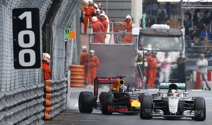 Daniel Ricciardo e Lewis Hamilton disputam a liderança do GP de Mônaco (Foto: Reuters)