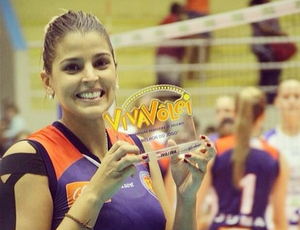 Mari Paraíba comemora Troféu Viva Vôlei (Foto: Reprodução / Instagram)
