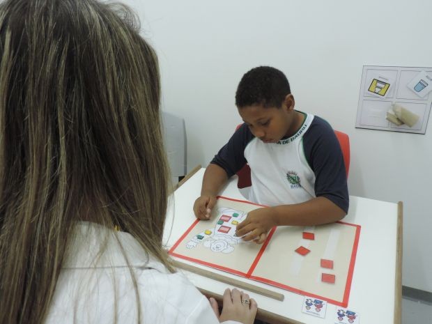Terapia ajuda no desenvolvimento do autista (Foto: Isabela Ribeiro / G1)