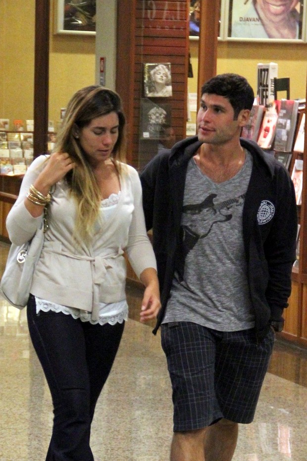 Dudu Azevedo e a namorada no shopping (Foto: Marcus Pavão / AgNews)