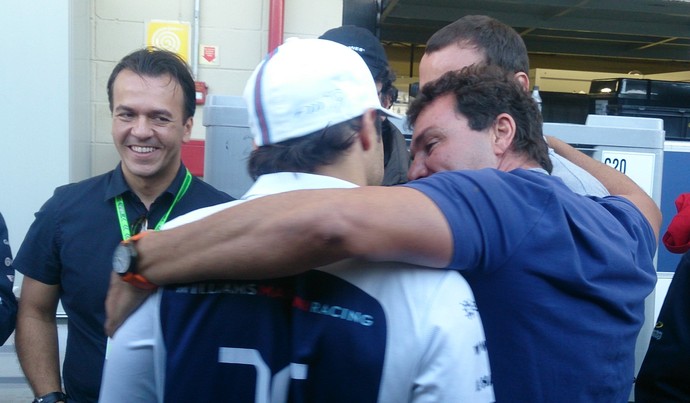 Amigos parabenizam Felipe Massa após o GP do Brasil deste domingo (Foto: Felipe Siqueira)