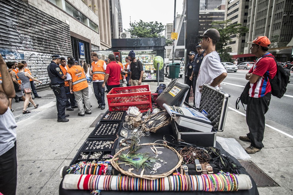 Parte dos artesãos que atuavam na Paulista teve de deixar o local após mutirão de limpeza de Doria (Foto:  Cris Faga/Fox Press Photo/Estadão Conteúdo)