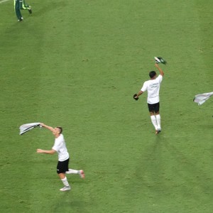 Jogadores do América-MG comemoram o acesso à Série A (Foto: Maurício Paulucci)