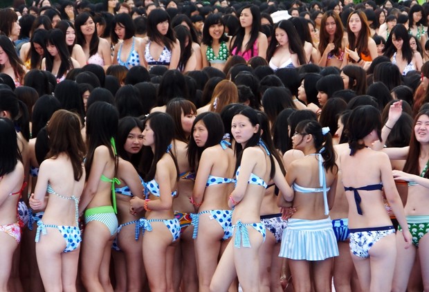 Multidão se juntou para celebrar o dia de “li xia”, que marca o início do verão (Foto: AFP) Multidão se juntou para celebrar o dia de “li xia”, que marca o início do verão (Foto: AFP)